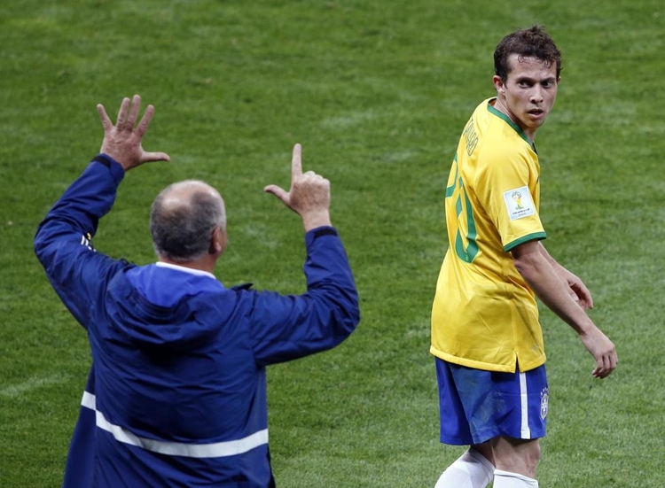fot. David Gray / Reuters / 8 lipca 2014  Belo Horizonte, Brazylia  Luiz Felipe Scolari, szkoleniowiec reprezentacji Brazylii, pokazuje Bernardowi zmiany w taktyce podczas półfinałowego meczu Mistrzostw Świata w Piłce Nożnej.